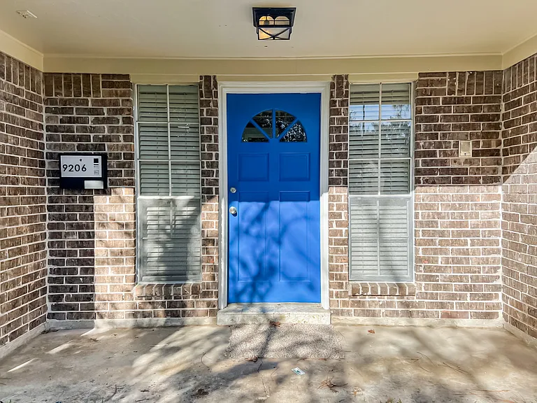 9206 Sharpview Dr — Photo 24