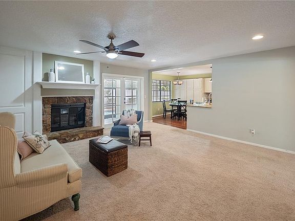 5th image of 906 Versailles Cir