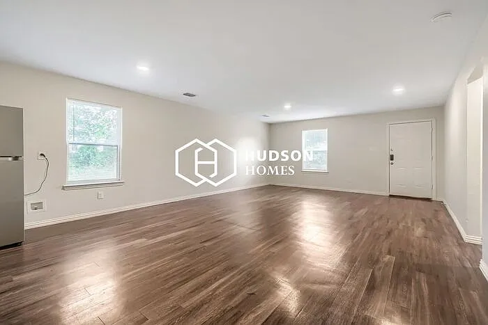 3 bed, 1.0 bath, 1200 sqft, $1,295 — Photo 4