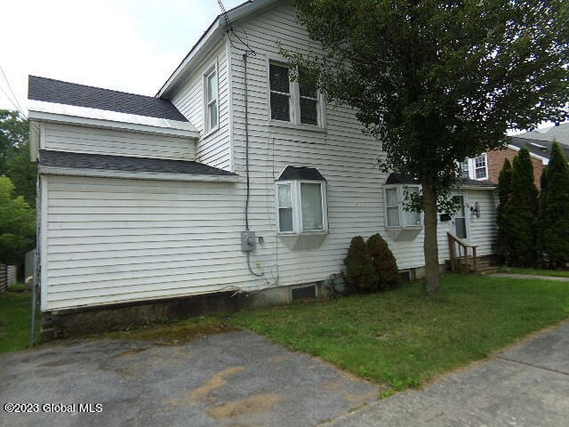 5th image of 221-223 Saratoga Avenue