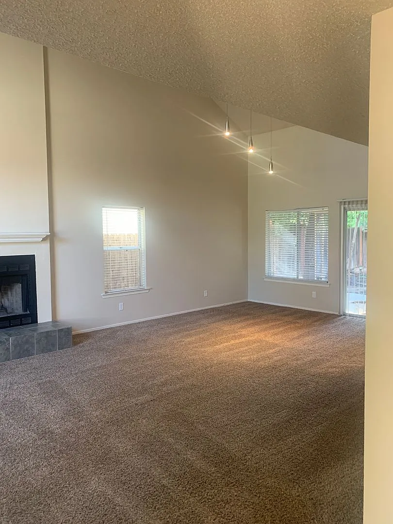 Beautiful 2 Story Home- In Clovis Unified — Photo 4