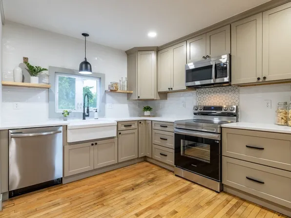 155 Fairhaven Rd, Mattapoisett, MA 02739