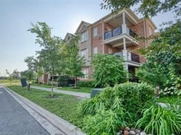 272 Georgian Dr #204, Oakville, ON L6H 0K4