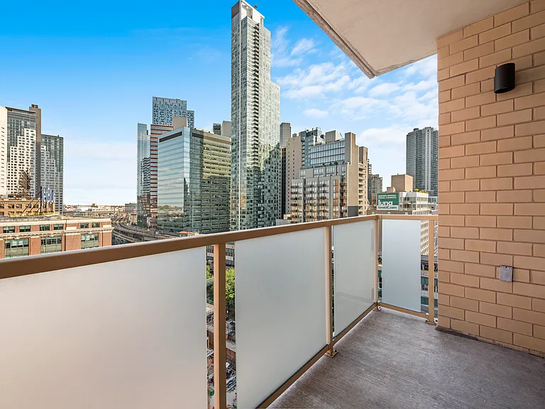 4134 Crescent St #7K — Photo 3