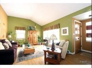 281 Desplaines Ave, Riverside, IL 60546