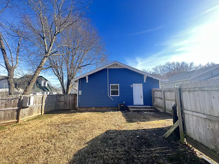 2251 N Rogers Ave — Photo 20