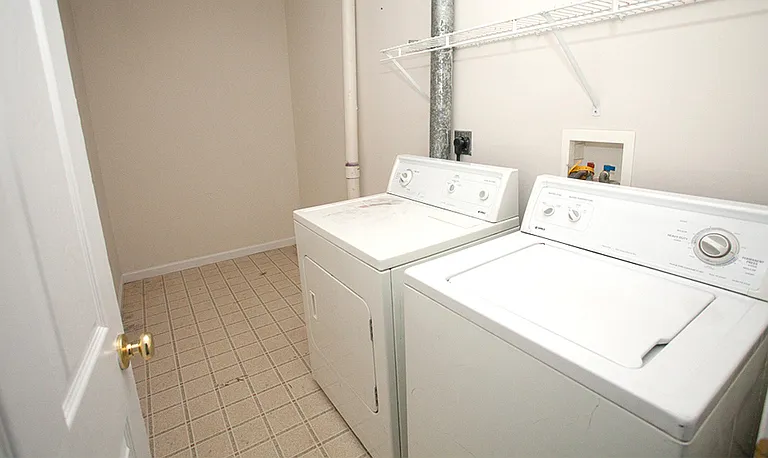 1334 Devon Ln — Photo 4