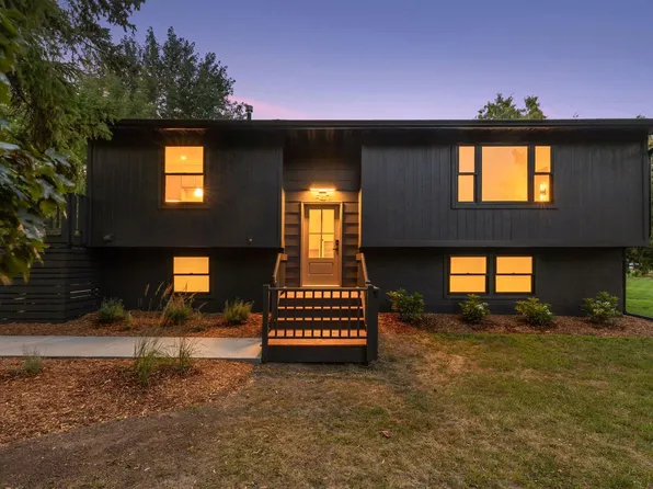 640 Grospoint Ln N, Oakdale, MN 55128