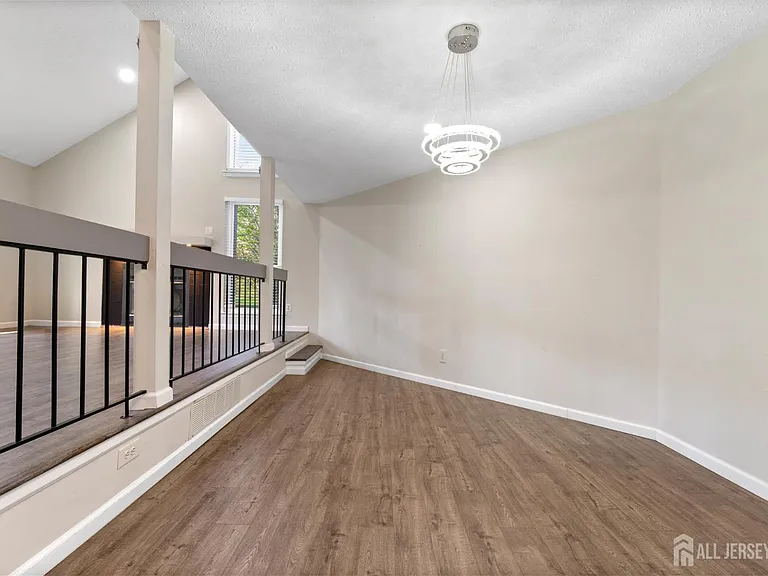 496 Westgate Dr — Photo 13