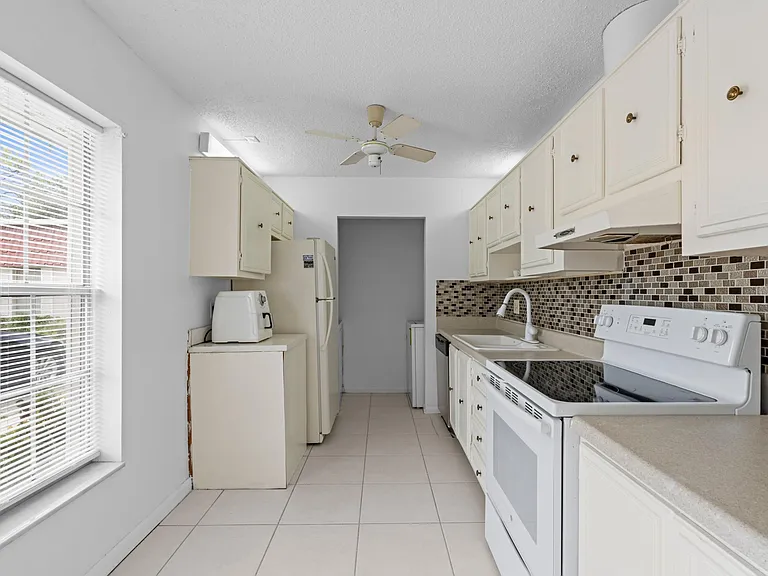 315 Cape Cod Cir #B — Photo 8