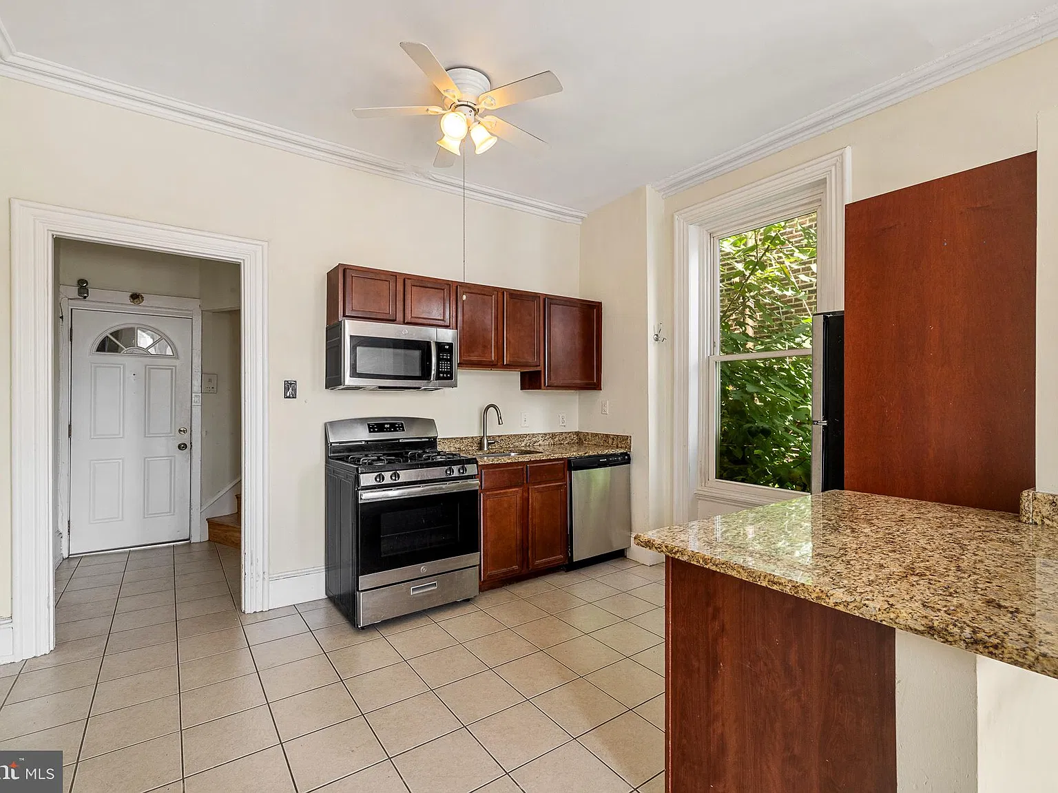2 bed, 1.0 bath, 865 sqft, $1,499 — Photo 3