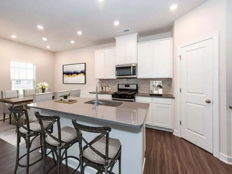 3 bed, 2.5 bath, 1960 sqft, $2,600 — Photo 2