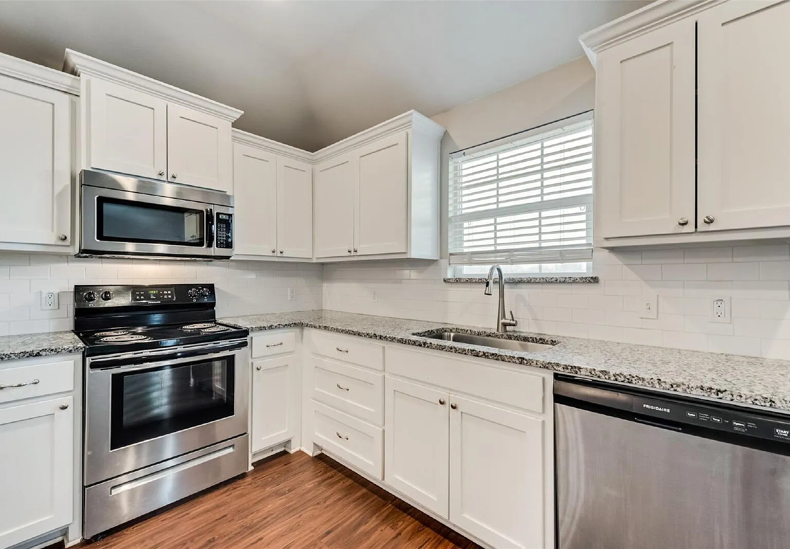 3 bed, 2.0 bath, 1483 sqft, $1,700 — Photo 4