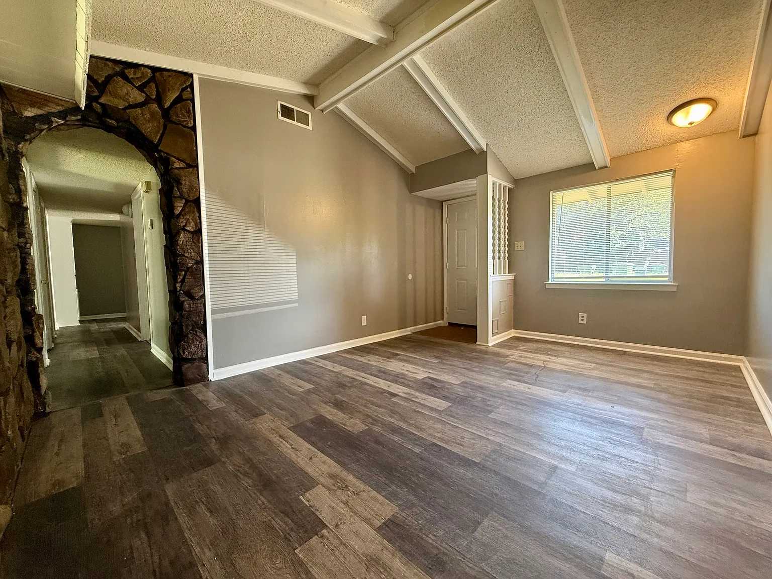 4 bed, 1200 sqft, $1,500 — Photo 2