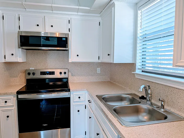 905 E 51st St #203 — Photo 7