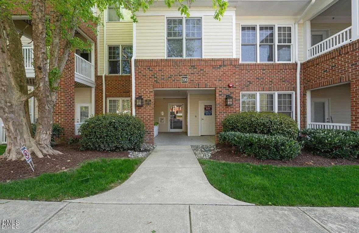 1 bed, 1.5 bath, 806 sqft, $1,975 — Photo 1