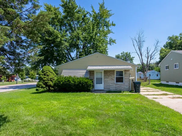 2525 N Fairmount St, Davenport, IA 52804
