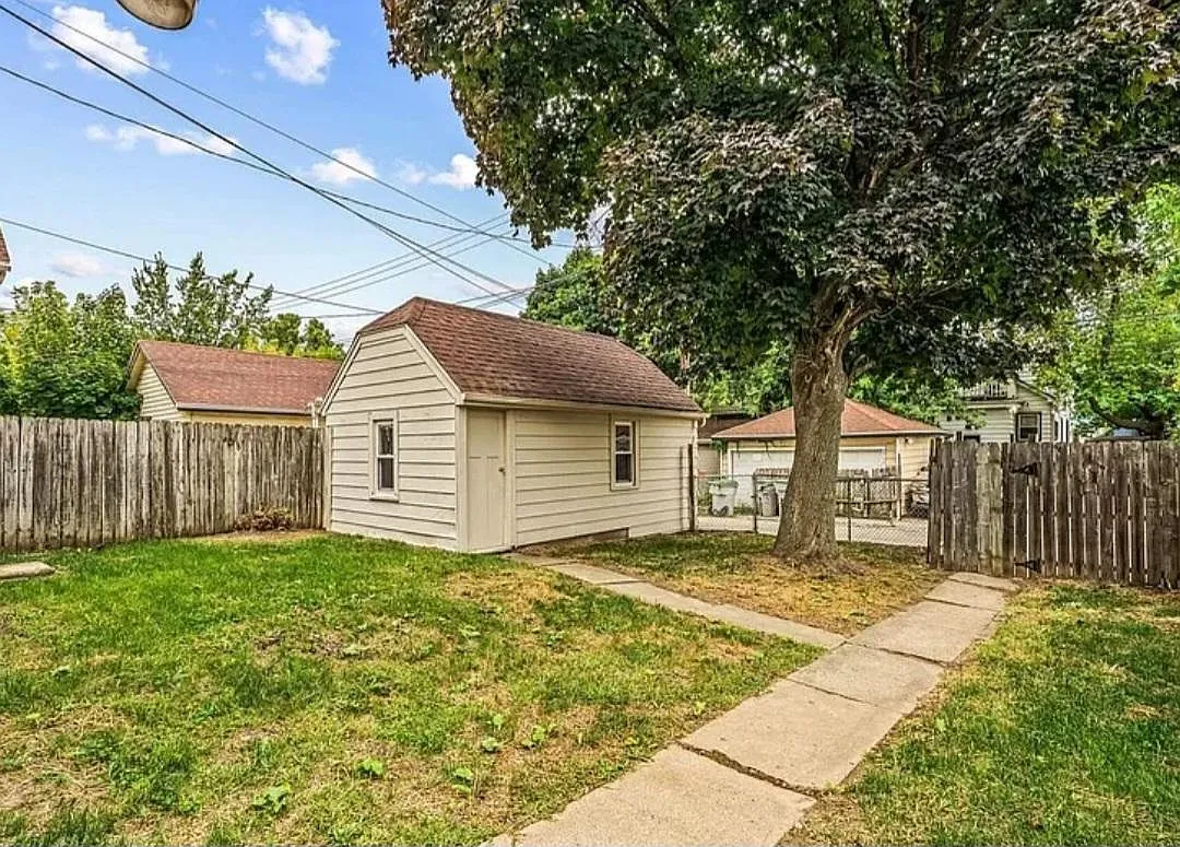 5 bed, 3339 sqft, $2,300 — Photo 3