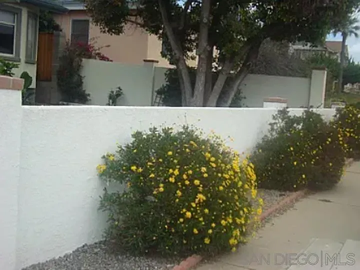 3 bed, 2.0 bath, 1072 sqft, $4,999 — Photo 2