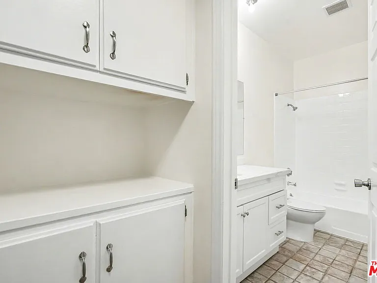 521 Montana Ave #301 — Photo 14