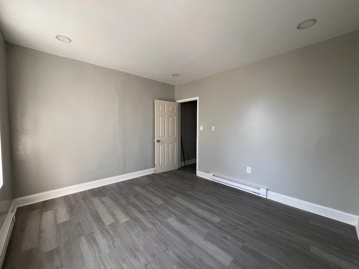 Building Photo - 5708 Walnut St #2