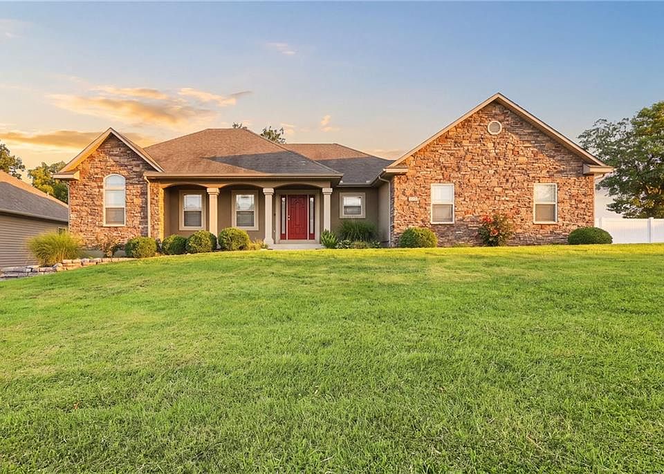 1st image of 628 Oakmont Dr