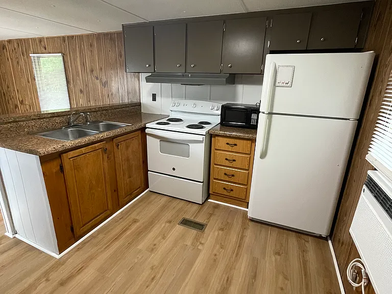 1555 Rainey Rd — Photo 4