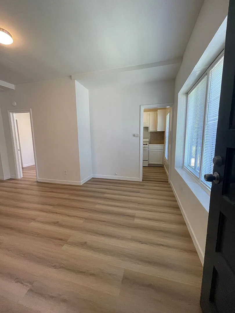 Lower 1 Bedroom 1 Bath in Long Beach — Photo 1
