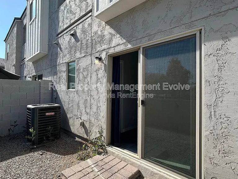2244 W Laurie Ln — Photo 32