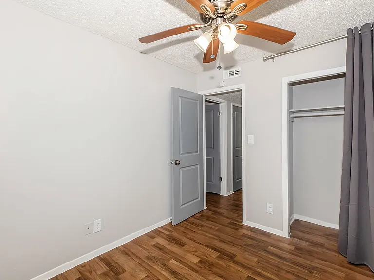 Lamar Place Apartments — Photo 37