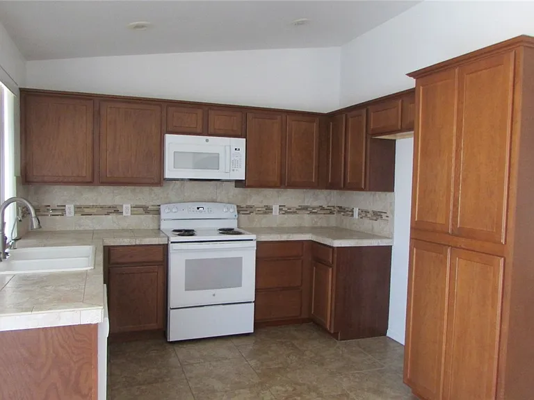 2402 E Prickly Pear Dr — Photo 4