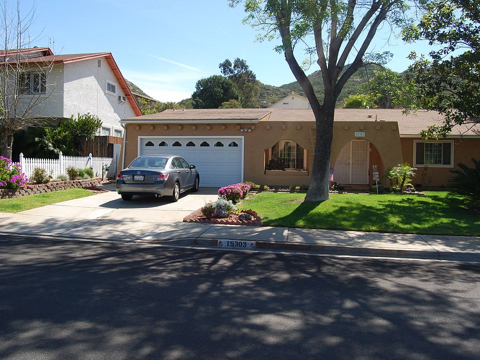 Front Yard - great curb appeal.