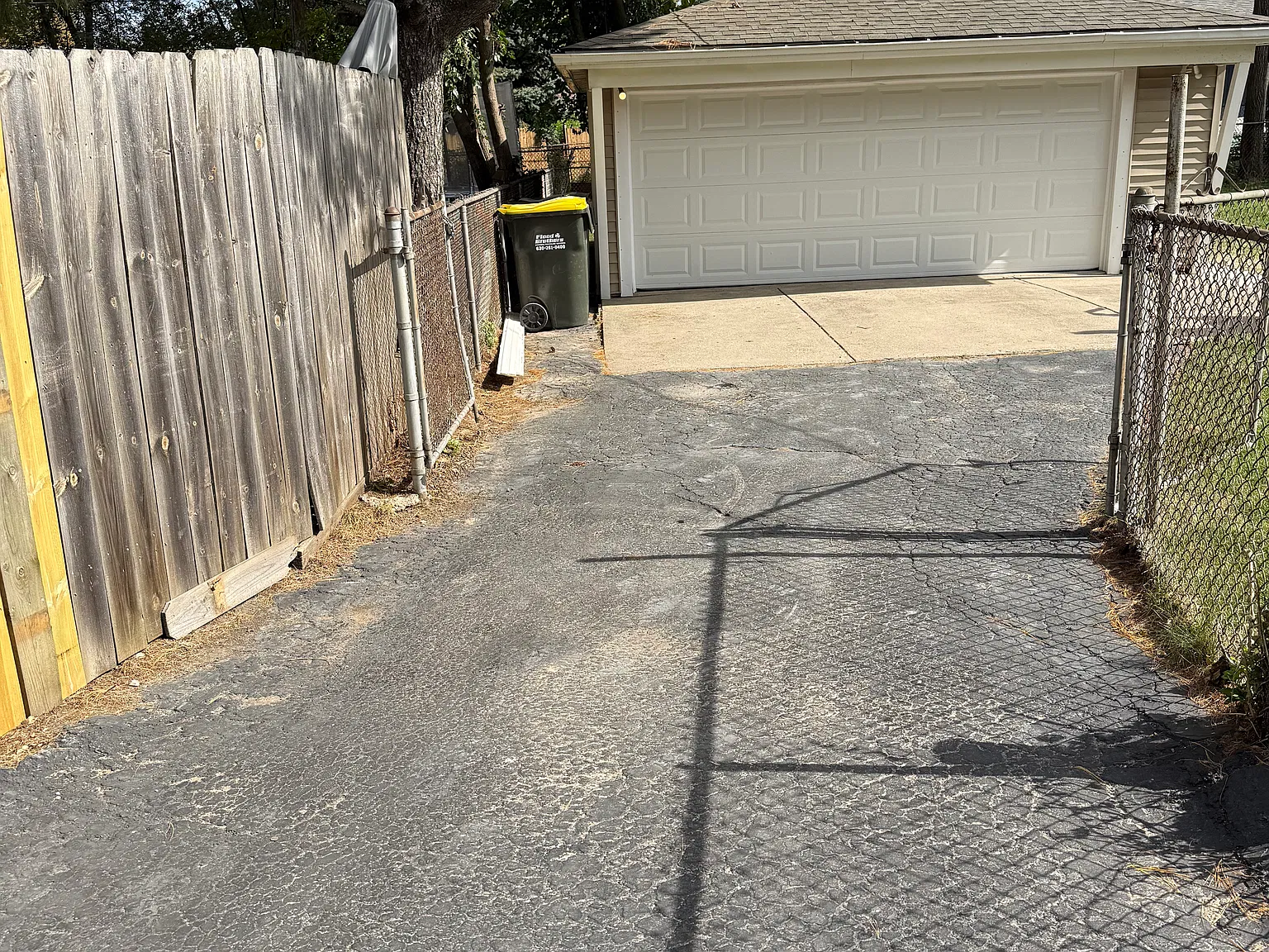 10651 Lyman Ave — Photo 2