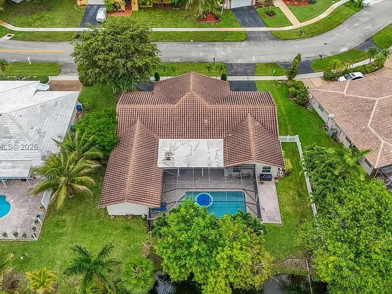 16530 Lake Tree Dr — Photo 3