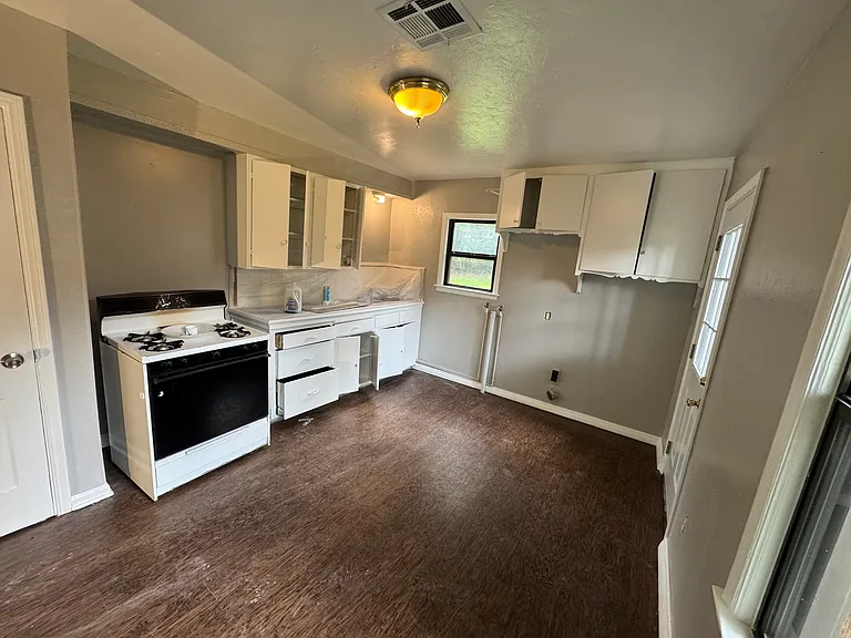 528 E Douglas Dr — Photo 24