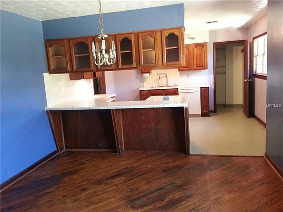 4th image of 939 Dennis Ave