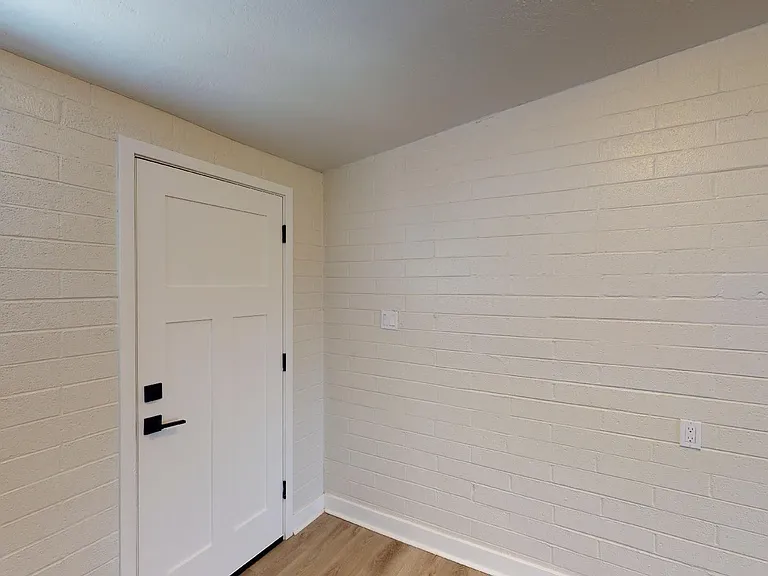 1011 E Amelia Ave — Photo 16