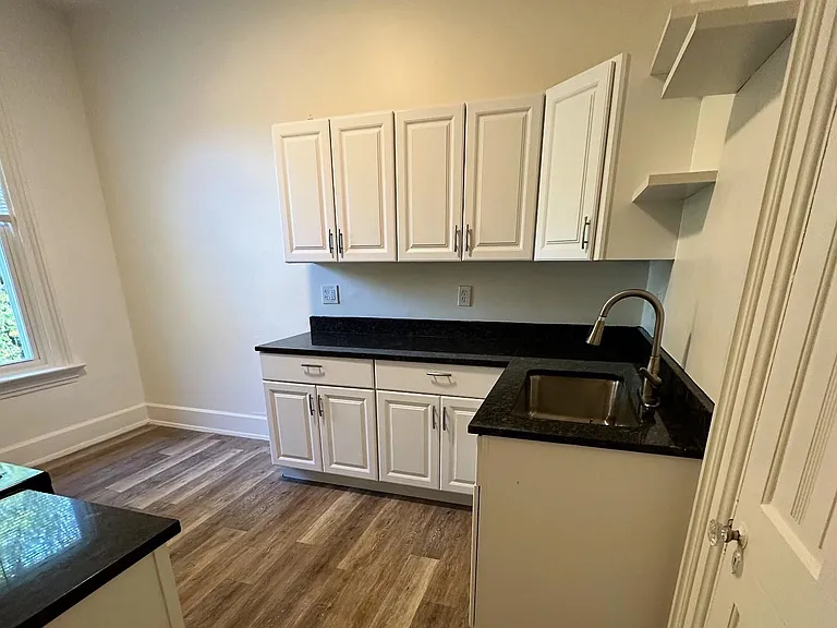 932 Summit Ave #7 — Photo 2