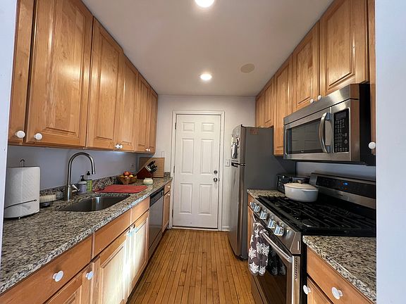 4th image of 611 W Arlington Pl APT 2N