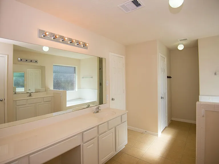 13607 Manor Crest Ln — Photo 14