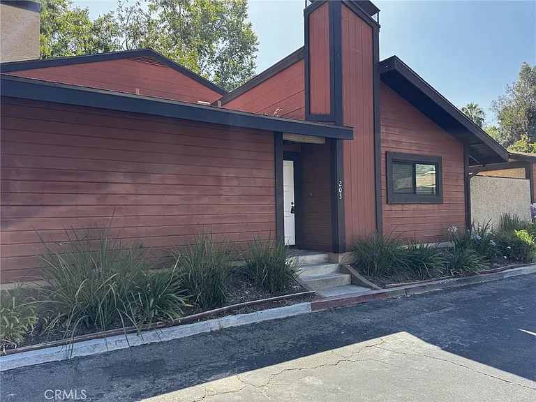 203 Teague Dr — Photo 1