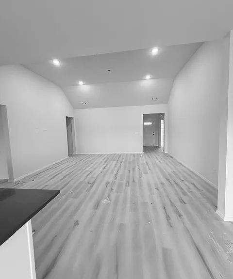 3017 S Redwood Ave — Photo 7