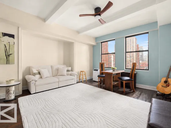 320 East 42nd Street image 1 of 11