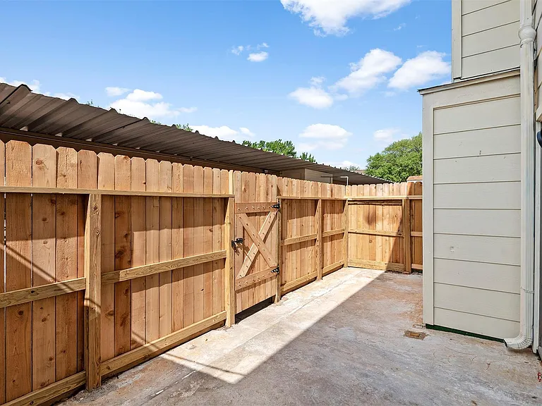 14215 Lost Meadow Ln — Photo 3