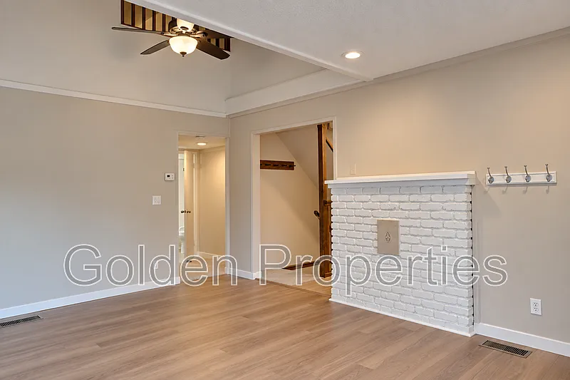 2 bed, 1.0 bath, 1374 sqft, $1,995 — Photo 3