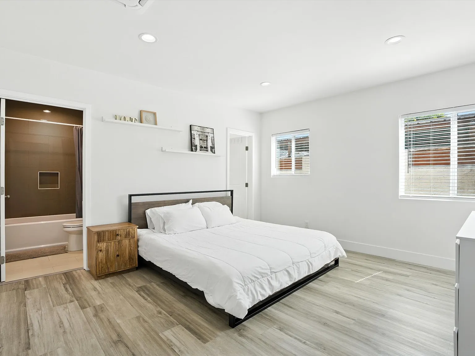 2134 Santa Fe Ave — Photo 3