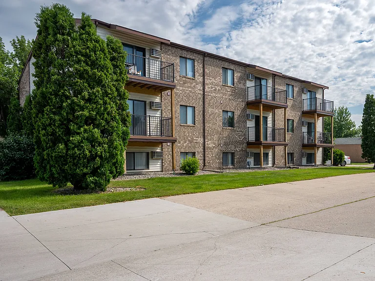Fargo, ND Hawthorn Apartments | Exterior