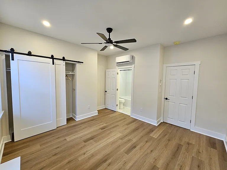 2525 E Madison St — Photo 11