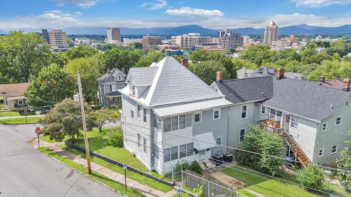 Building Photo - 820 6th St SE