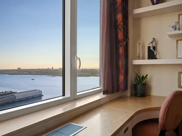 100 Riverside Boulevard image 24 of 37